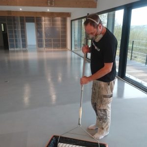 Cet artisan transforme les salons toulousains avec du béton ciré