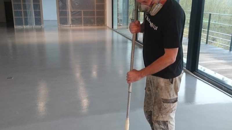 Cet artisan transforme les salons toulousains avec du béton ciré