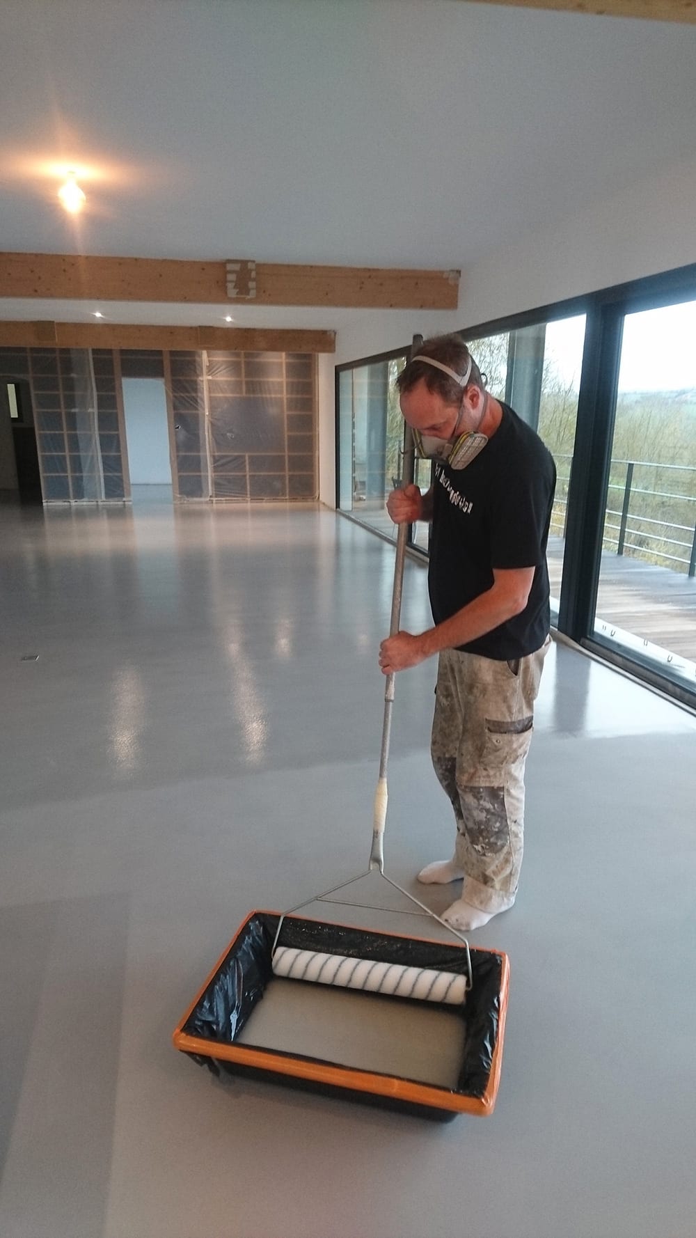 Cet artisan transforme les salons toulousains avec du béton ciré