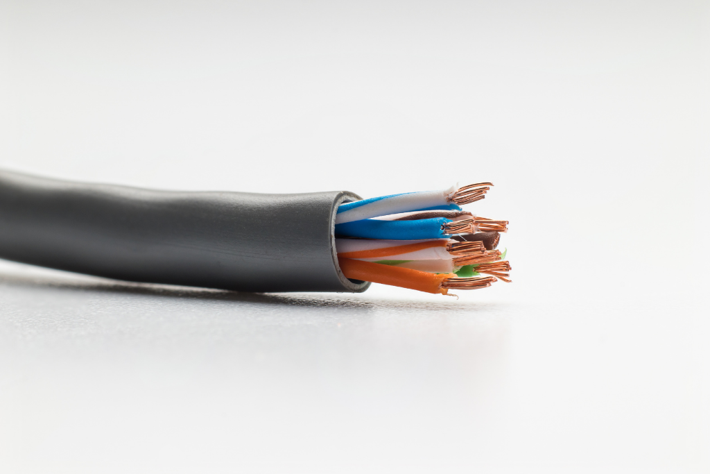 Câble blindé : rôle, usages et conseils pour une installation électrique performante